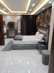 ein Hotelzimmer mit einem Bett und einem TV in der Unterkunft super lux furnished apartment in Al Muhandeseen with a view on the Nile in Kairo