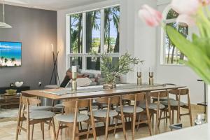 - un salon avec une table à manger et des chaises dans l'établissement 7BD Paradise with Amazing pool Jacuzzi Games L32, à Tamiami
