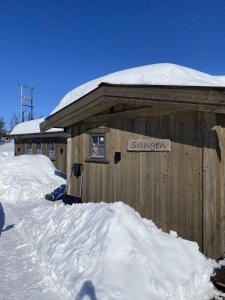 een gebouw bedekt met sneeuw met sneeuw erop bij New mountain lodge - Geilo-Kikut - Great location in Geilo