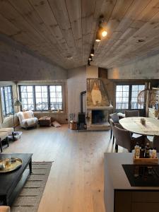 een grote woonkamer met een bank en een tafel bij New mountain lodge - Geilo-Kikut - Great location in Geilo