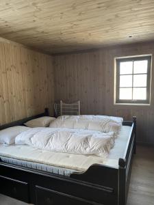 een groot bed in een kamer met een houten plafond bij New mountain lodge - Geilo-Kikut - Great location in Geilo