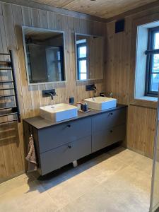ein Badezimmer mit zwei Waschbecken und zwei Spiegeln in der Unterkunft New mountain lodge - Geilo-Kikut - Great location in Geilo