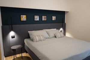 ヴィアグランデにあるViscalori Homesの青い壁の大きなベッドのある寝室 +21枚の写真