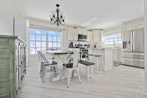 een witte keuken met een tafel en stoelen bij Boaters Paradise in Hudson