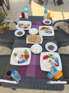 ein Picknicktisch mit Teller mit Essen drauf in der Unterkunft Hur Pyramids Inn in Kairo