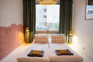 Postel nebo postele na pokoji v ubytování Arctic Circle Retreat: Stylish 2-Room Apartment
