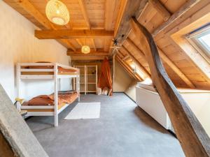 1 dormitorio con literas en una habitación con techos de madera en Holiday farm in Ijhorst in green surroundings, en IJhorst