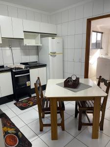 Virtuvė arba virtuvėlė apgyvendinimo įstaigoje Sobrado em condomínio fechado