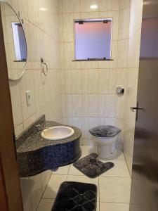 Vonios kambarys apgyvendinimo įstaigoje Sobrado em condomínio fechado