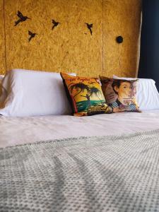 Una cama con dos almohadas encima. en Caralsol Glamping, en Rionegro