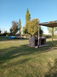 un refugio de picnic en un parque con césped en Nostraterra en San Rafael