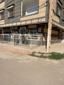 un edificio con una valla delante en Luxurious appartement en Oujda