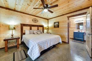 Ένα ή περισσότερα κρεβάτια σε δωμάτιο στο Pet-Friendly Eagletown Home about 3 Mi to Kayaking!