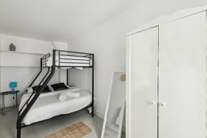 - une chambre avec des lits superposés et un miroir dans l'établissement Chic apart downtown Paris, à Paris