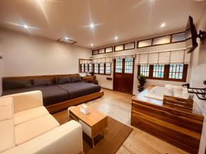 Ban Rak Thai的住宿－MI WO KEZHAN，一间卧室设有一张床和一间客厅。