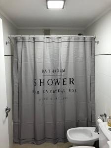 uma casa de banho com uma cortina de chuveiro que lê o chuveiro da casa de banho para uso diário em Minimal Apartament in Palermo Soho em Buenos Aires