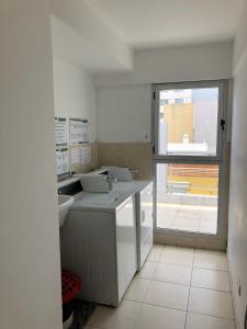 uma casa de banho com um lavatório e um WC num quarto em Minimal Apartament in Palermo Soho em Buenos Aires