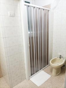 bagno con box doccia e servizi igienici. di Da Zio Lello a Martina Franca