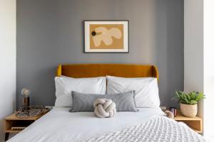 een slaapkamer met een bed met een knuffeldier erop bij Premium Apartments at Copper House in Liverpool City Centre in Liverpool