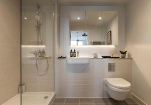 een badkamer met een douche, een toilet en een wastafel bij Premium Apartments at Copper House in Liverpool City Centre in Liverpool