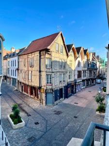 un casco antiguo con edificios de madera en una calle en Cosy Saussier - Confort - Ideal Place, en Troyes