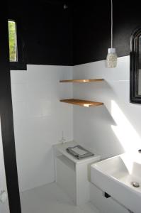 a white bathroom with a sink and a mirror at La maison de la plage, à 350m de la mer, jardin in Asnelles