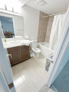 y baño con aseo, bañera y lavamanos. en Beautiful entire basement with Netflix, en Stittsville