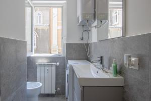 bagno con lavandino e specchio di [Fibra SuperFast] Politeama Rossetti Modern Suite a Trieste