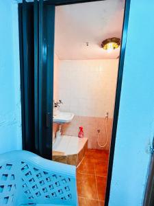 La salle de bains est pourvue d'une baignoire, d'un lavabo et de toilettes. dans l'établissement apartment between ajloun castle and Jerash ruins, à Jerash