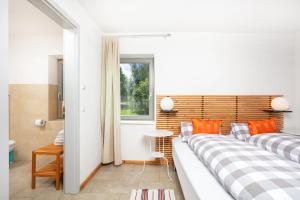 two beds in a room with a window at Gutshaus Ketelshagen in Putbus