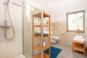 La salle de bains est pourvue d'une douche et de toilettes. dans l'établissement Gutshaus Ketelshagen, à Putbus