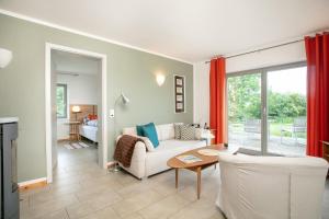 ein Wohnzimmer mit einem Sofa und einem Tisch in der Unterkunft Gutshaus Ketelshagen in Putbus