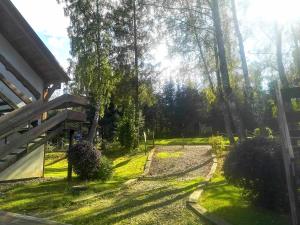 vistas a un patio con árboles y una valla en Noclegi na uboczu Dom Pstrąga, en Wetlina