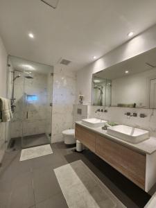 a bathroom with a sink and a shower and a toilet at Exclusivos apartamentos con vista a la playa en Aquamarina, Cap Cana in Punta Cana