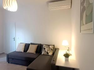 una sala de estar con un sofá y una mesa en Apartamentos Rincón de Vinatea, en Castellón de la Plana
