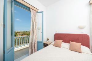 En eller flere senger på et rom på Apartments Naxos Camping