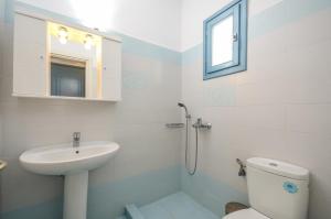 Et badeværelse på Apartments Naxos Camping