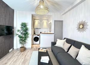 ein Wohnzimmer mit einem Sofa und einer Küche in der Unterkunft 2067 - Elegant home in Trocadéro Olympic Games 2024 in Paris