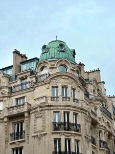 ein Gebäude mit einer grünen Kuppel darüber in der Unterkunft 2067 - Elegant home in Trocadéro Olympic Games 2024 in Paris