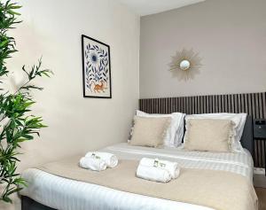 ein Schlafzimmer mit einem Bett mit Handtüchern darauf in der Unterkunft 2067 - Elegant home in Trocadéro Olympic Games 2024 in Paris