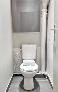 ein Bad mit einem weißen WC in einem Zimmer in der Unterkunft 2067 - Elegant home in Trocadéro Olympic Games 2024 in Paris