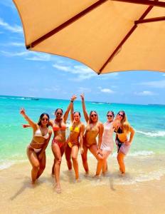 巴魯的住宿－Hotel Prana Beach，一群在海滩上穿泳衣的妇女