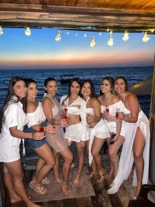 Eine Gruppe von Frauen in Weiß, die für ein Bild posieren in der Unterkunft Hotel Prana Beach in Barú