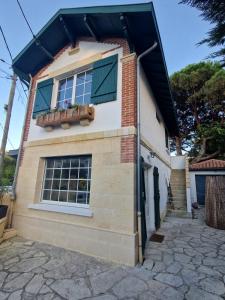 dom z oknem i balkonem w obiekcie Villa Bagatelle à 300m de la plage centrale, 3 chambres w Arcachon