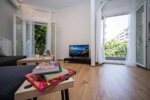 een woonkamer met een bank en een tv bij Agias Sofias Svolou Center 2 in Thessaloniki
