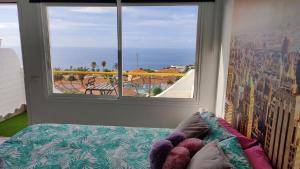 Una habitación con una ventana con vista a una ciudad. en Luminous Studio in quiet area, en Tacoronte 23 fotos más