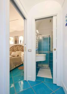 een badkamer met een wastafel en een bed in een kamer bij fior di lino in Positano