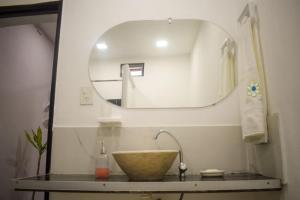 ein Badezimmer mit einem Waschbecken und einem Spiegel in der Unterkunft Fh departamentos in La Rioja