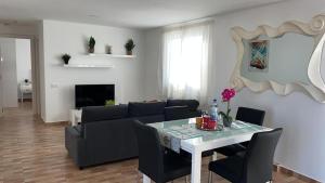 un soggiorno con un divano e un tavolo di Apartamento Marae a Corralejo
