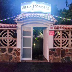 una entrada a una villa paradiso por la noche en Villa Carolina with private pool, en Salobre